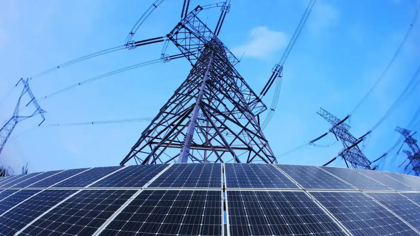 alt="România Verde: Cum se instalează panourile fotovoltaice? Experiența echipelor Adrem"